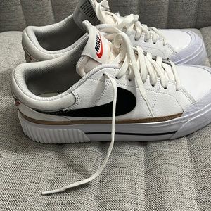 White Nike women’s court legacy lift sneaker
